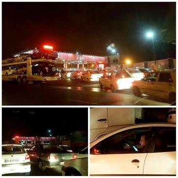 مردم تهران در صف‌های طولانی پمپ‌های بنزین اخبار زمین‌لرزه را از شبکه‌های موبایلی پیگیری می‌کنند