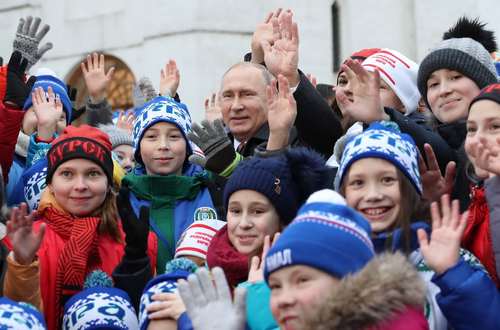 عکس یادگاری پوتین با نوجوانان در جشن کریسمس در کاخ کرملین/ عکس: خبرگزاری ایتارتاس