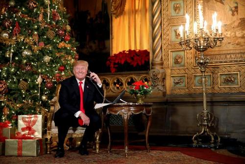 ترامپ در حال مکالمه تلفنی در عمارت شخصی خود در پالم بیچ ایالت فلوریدا- ترامپ تعطیلات پایان سال را به عمارت مارالاگو رفته است. عکس: رویترز