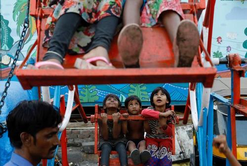 چرخ فلک سواری کودکان در شهر بمبئی هند/ عکس: رویترز