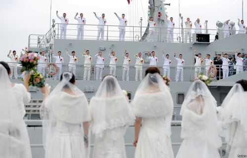 ازدواج گروهی پرسنل نیروی دریایی چین در پایگاهی دریایی در ژوشان چین