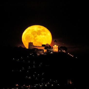 قرص کامل ماه در شهر والنسیا اسپانیا