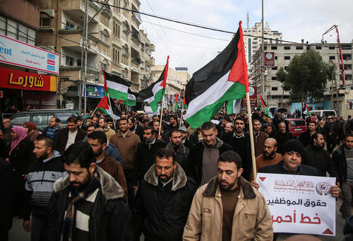 راهپیمایی کارمندان و حقوق‌بگیران در باریکه غزه در اعتراض به پایین بودن حقوق و دستمزدهایشان