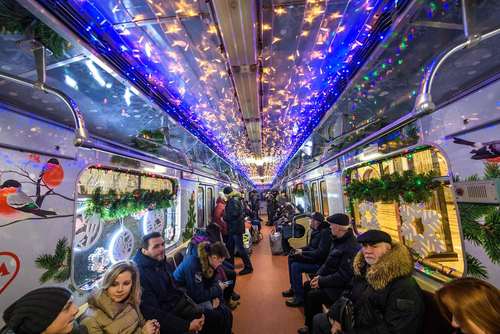 تزیینات سال نویی در واگن‌های مترو شهر مسکو