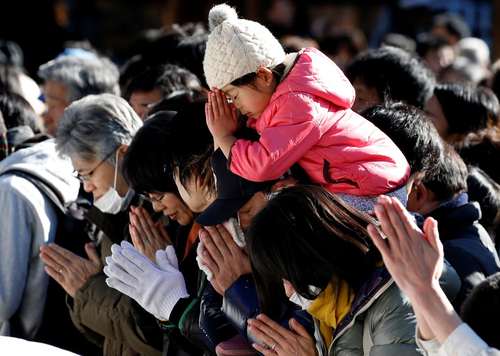 مراسم دعا در نخستین روز سال جدید میلادی در معبد میجی در شهر توکیو
