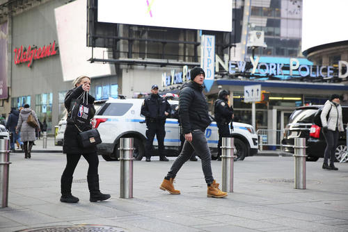 نصب بیش از 1500 مانع میله ای آهنی جدید در میادین اصلی و شلوغ شهر نیویورک آمریکا برای جلوگیری از حملات تروریستی با استفاده از خودرو- میدان تایمز نیویورک