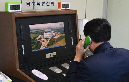 یک مقام مسئول کره جنوبی در حال کنترل کردن خط تماس اضطراری دوباره برقرار شده بین دو کره در مواقع بحرانی – منطقه امنیتی مشترک در مرز دو کره/ عکس: خبرگزاری یونهاپ کره جنوبی