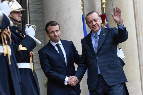 استقبال امانوئل ماکرون رییس جمهور فرانسه از رجب طیب اردوغان همتای ترکیه ای خود در کاخ الیزه در پاریس