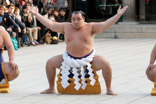 رقابت‌های کُشتی سنتی ژاپنی در معبد 