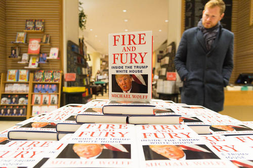 فروش کتاب جنجالی و افشاگرانه درباره دونالد ترامپ – آتش و خشم درون کاخ سفید ترامپ – در فروشگاه‌های کتاب‌فروشی در لندن