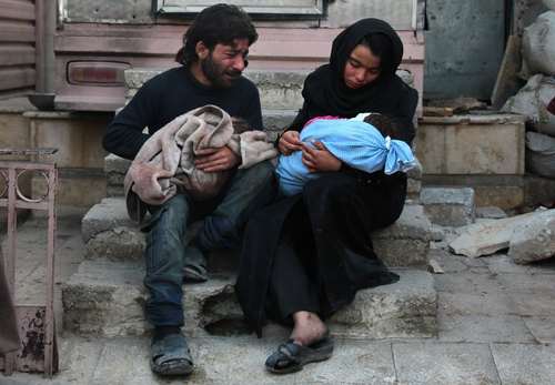 گریه یک پدر و مادر سوری به خاطر از دست دادن یکی از پسربچه هایشان در حمله هوایی – شهر دوما/ عکس: خبرگزاری فرانسه