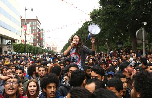 تظاهرات در اعتراض به افزایش قیمت‌ها در شهر تونس/عکس: خبرگزاری آناتولی