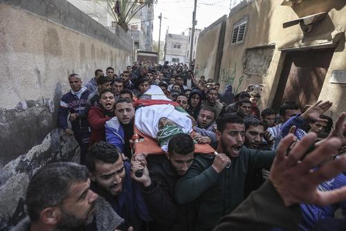 تشییع پیکر یک مرد 32 ساله فلسطینی که جمعه شب به ضرب گلوله نیروی دریایی مصر از پای در آمده است- باریکه غزه