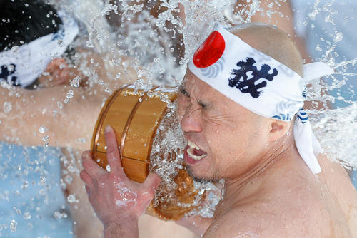 جشنواره حمام با آب یخ در سال نو در معبدی در توکیو