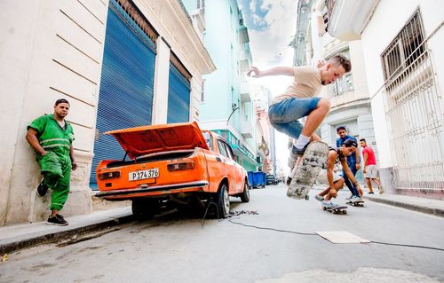 اسکیت سواری در خیابان‌های شهر هاوانا کوبا – عکس روز وب سایت 