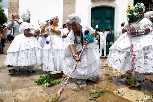 جشنواره شستشوی کلیسا با آب و عطر در شهر سالوادور برزیل