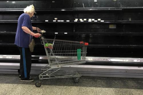 قفسه های خالی از کالا در فروشگاه‌های شهر کاراکاس ونزوئلا – عکس: رویترز