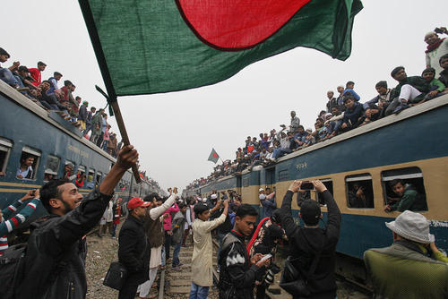 استقبال از بازگشت مسلمانان از یک سفر معنوی 3 روزه در ایستگاه قطار شهر تونگی بنگلادش