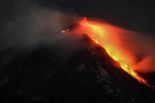 فعالیت کوه آتشفشانی در جزیره کارو اندونزی