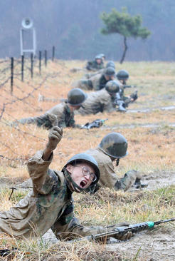 سربازان وظیفه عضو نیروی دریایی کره جنوبی در جریان برگزاری یک رزمایش