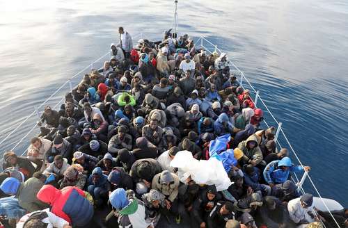 نجات پناهجویان آفریقایی در دریای مدیترانه- سواحل لیبی/ عکس: رویترز