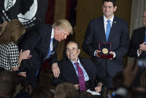 اعطای مدال افتخار از سوی ترامپ به سناتور جمهوریخواه 