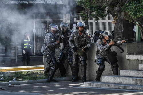 شلیک گاز اشک‌آور به سمت معترضان ضد دولتی در دانشگاه مرکزی ونزوئلا در شهر کاراکاس