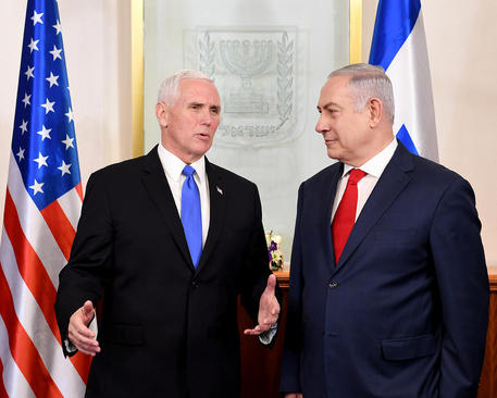 دیدار مایک پنس معاون رییس‌جمهوری آمریکا با بنیامین نتانیاهو نخست‌وزیر اسراییل در مقر نخست‌وزیری در شهر قدس