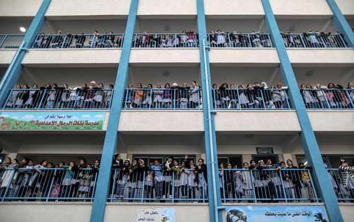 عکس یادگاری دانش آموزان مدرسه سازمان ملل در باریکه غزه