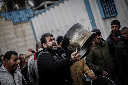 تظاهرات فلسطینی‌ها در باریکه غزه در اعتراض به تصمیم دولت ترامپ به قطع دهها میلیون دلار کمک مالی سالانه به نهاد امدادرسان سازمان ملل در فلسطین- مقابل مقر سازمان ملل در غزه