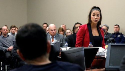 یکی از قربانیان سوء استفاده جنسی در جلسه دادگاه و در حال شهادت علیه پرشک سابق تیم ملی ژیمناستیک زنان آمریکا