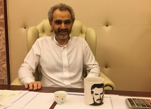 شاهزاده ولید بن طلال میلیاردر سعودی هنگام مصاحبه با رویترز در محل بازداشت در هتل مجلل 