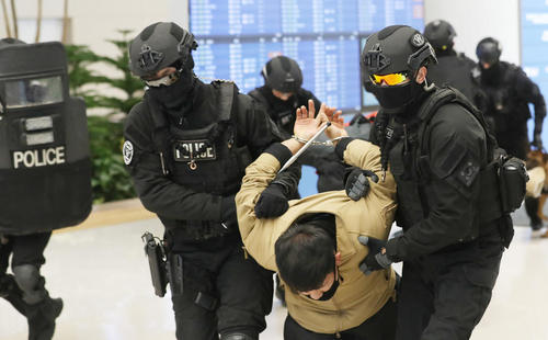 برگزاری مانور ضد تروریستی از سوی نیروهای امنیتی کره جنوبی در فرودگاه شهر اینچئون در آستانه برگزاری المپیک زمستانی پیونگ‌چانگ در این کشور