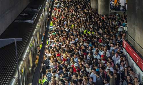 ساعت شلوغی ایستگاه مترو شهر سائوپائولو برزیل