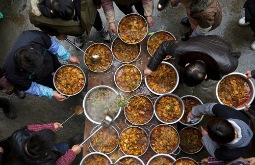 آماده‌سازی غذا برای جشن سال نو چینی در شهر آنشون چین