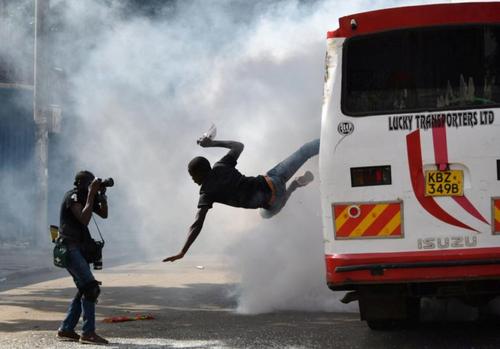 بیرون پریدن یکی از تظاهرات‌کنندگان ضد دولت کنیا از داخل اتوبوس پس از شلیک گاز اشک‌آور به داخل آن – نایروبی/ عکس:رویترز