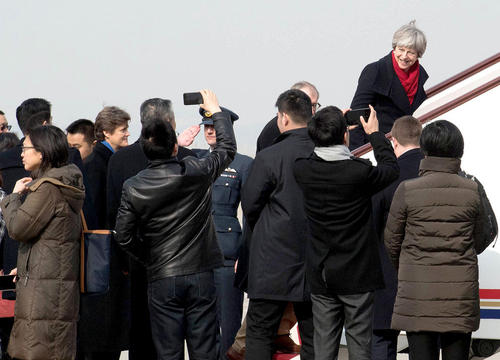 نخست‌وزیر بریتانیا در فرودگاه بین المللی شانگهای و هنگام بازگشت به لندن در پایان سفر 3 روزه به چین