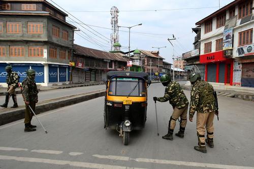 ایست بازرسی نیروهای نظامی هند در سرینگر کشمیر