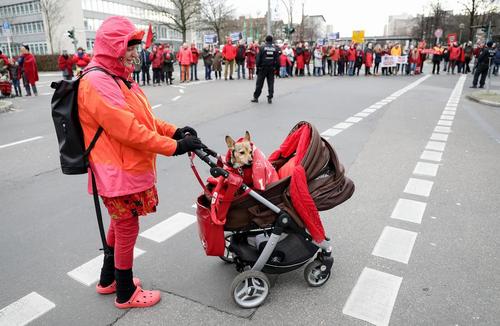 در حاشیه تظاهرات فعالان محیط زیست در شهر برلین آلمان