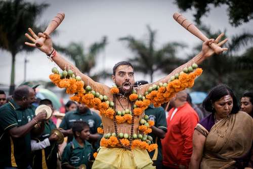 نمایش یک هندو در معبد در جریان جشنواره‌ای در آفریقای جنوبی