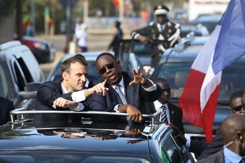 رییس‌جمهوری فرانسه در کنار همتای سنگالی در شهر سنت‌لوییس سنگال
