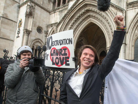 شادمانی یک هکر بریتانیایی از حکم دادگاهی در لندن به عدم استرداد او به آمریکا برای محاکمه به اتهام هک کردن سایت های بانک مرکزی آمریکا، پلیس فدرال و ناسا/ لندن