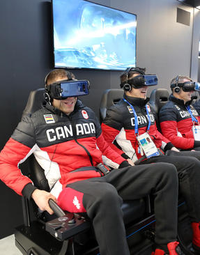 ورزشکاران کانادایی اعزامی به المپیک زمستانی پیونگ چانگ در حال لذت بردن از واقعیت مجازی در دهکده المپیک/عکس: خبرگزاری یونهاپ کره جنوبی