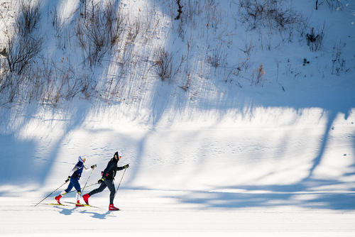 اسکی باز سوئدی اعزامی به المپیک زمستانی پیونگ چانگ کره جنوبی در حال تمرین با مربی در دهکده بازی‌ها