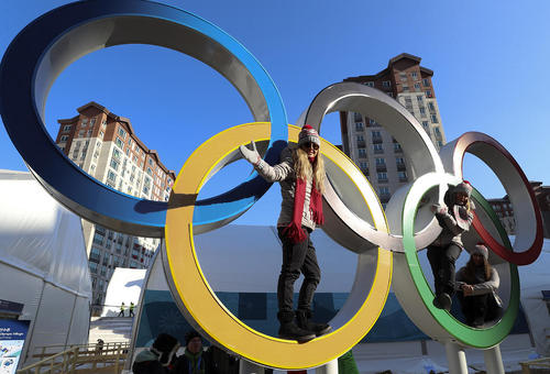 ورزشکاران اسلواکی اعزامی به المپیک زمستانی پیونگ چانگ کره جنوبی در حال گرفتن عکس یادگاری روی حلقه های نماد المپیک در دهکده المپیک