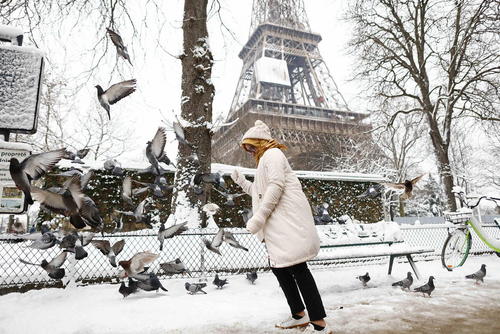 بارش برف در پاریس
