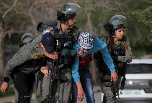 دستگیری تظاهرات‌کنندگان جوان فلسطینی از سوی نیروهای اسراییلی در شهر بیت‌لحم در کرانه باختری 