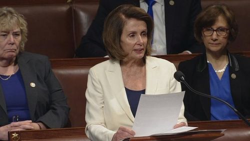 نانسی پلوسی در حال سخنرانی 8 ساعت و 7 دقیقه ای در مجلس نمایندگان آمریکا