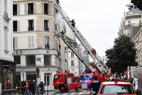 عملیات اطفاء آتش‌سوزی در مرکز شهر پاریس