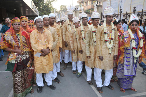 مراسم ازدواج گروهی 160 زوج هندو، مسلمان و مسیحی در شهر کلکته هند در روز ولنتاین